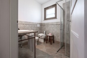 Een douche, een haardroger, handdoeken
