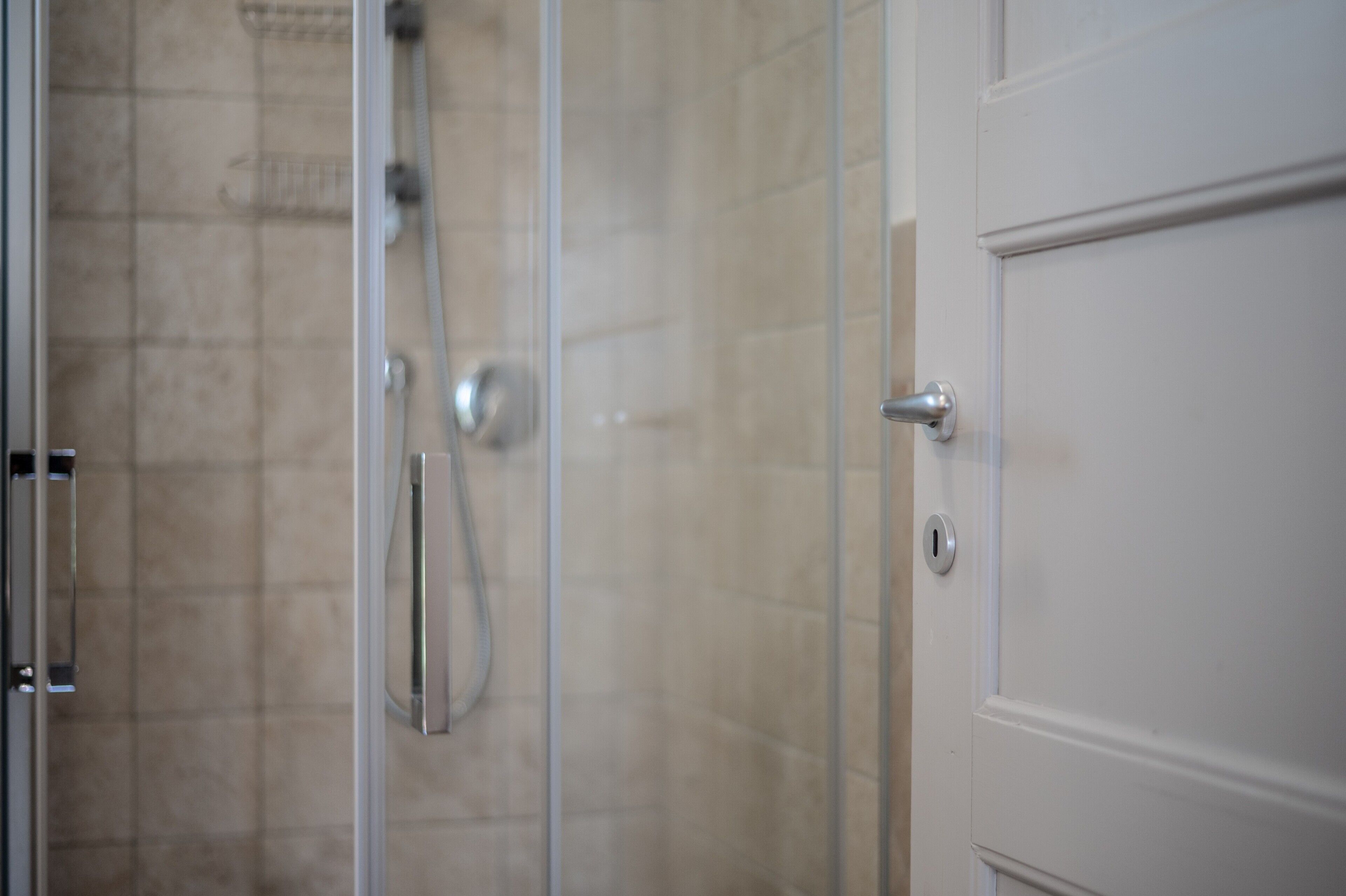 Een douche, een haardroger, handdoeken