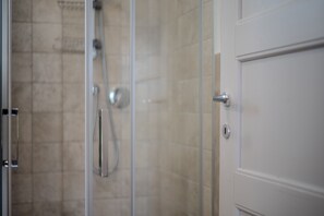 Dusche, Haartrockner, HandtĂŒcher