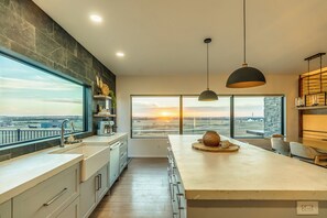 Kjøleskap, ovn, kokeplater og oppvaskmaskin