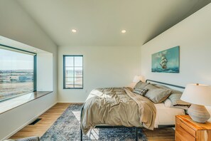 5 bedrooms, iron/ironing board, WiFi, bed sheets