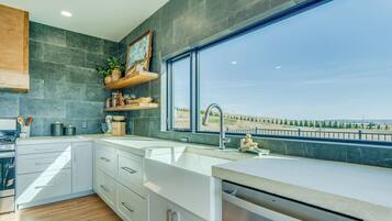 Fridge, oven, stovetop, dishwasher