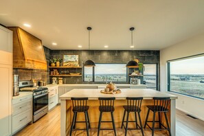 Fridge, oven, stovetop, dishwasher