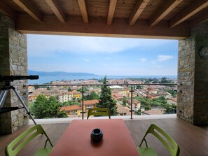 Outdoor dining - Apartment 'Alba Lake View   Pool' with Lake View, Shared Pool and Air Conditioning (Toscolano Maderno)