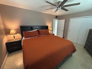 2 makuuhuonetta, tallelokero huoneessa, työpöytä, silitysrauta/-lauta