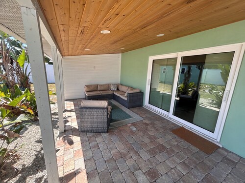 Charming Bungalow in west Bradenton only minutes from Bradenton beach and IMG.