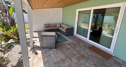 Charming Bungalow in west Bradenton only minutes from Bradenton beach and IMG.