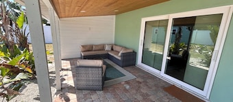 Charming Bungalow in west Bradenton only minutes from Bradenton beach and IMG.