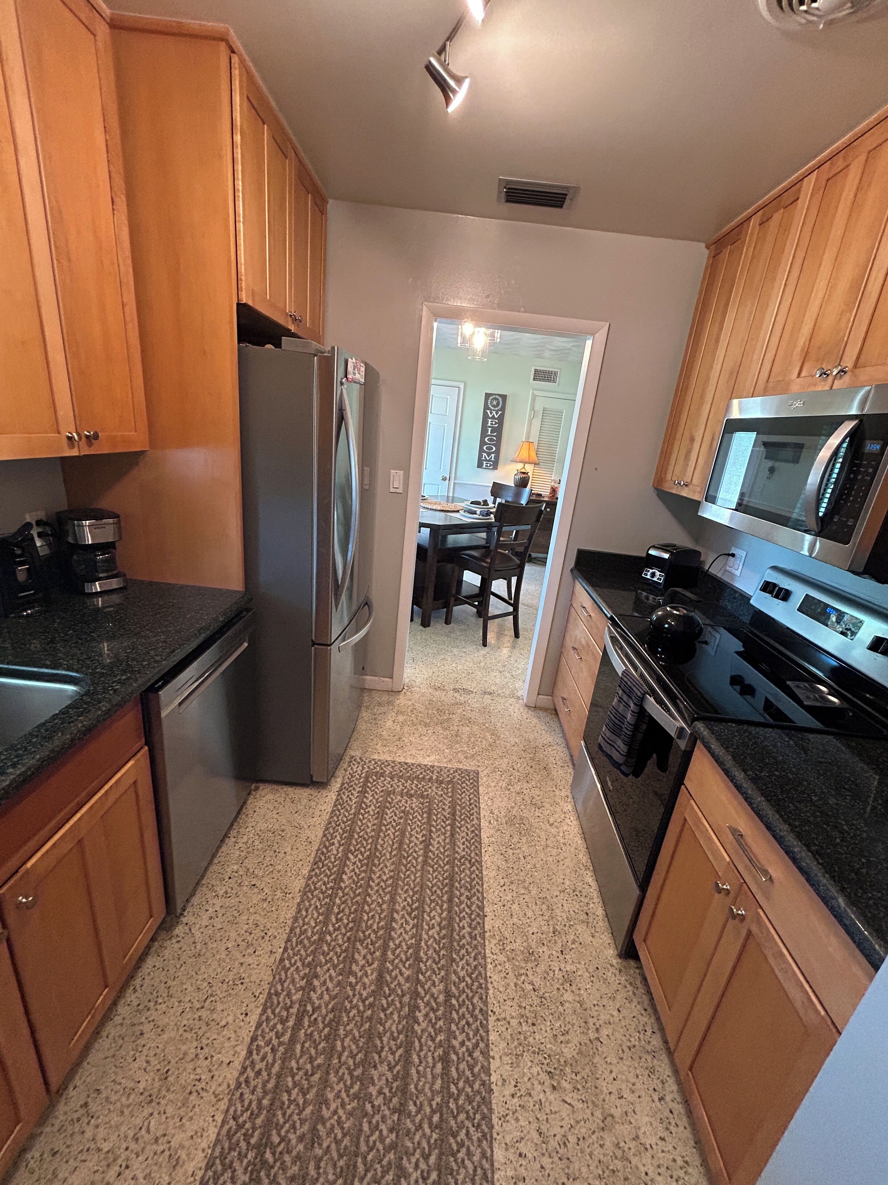 Refrigerador, microondas, horno y parrilla de estufa 