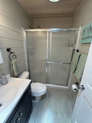 Douche, sèche-cheveux, serviettes fournies, savon