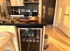 Eine kleine Küche mit integriertem Kühlschrank, Toaster und Herd.