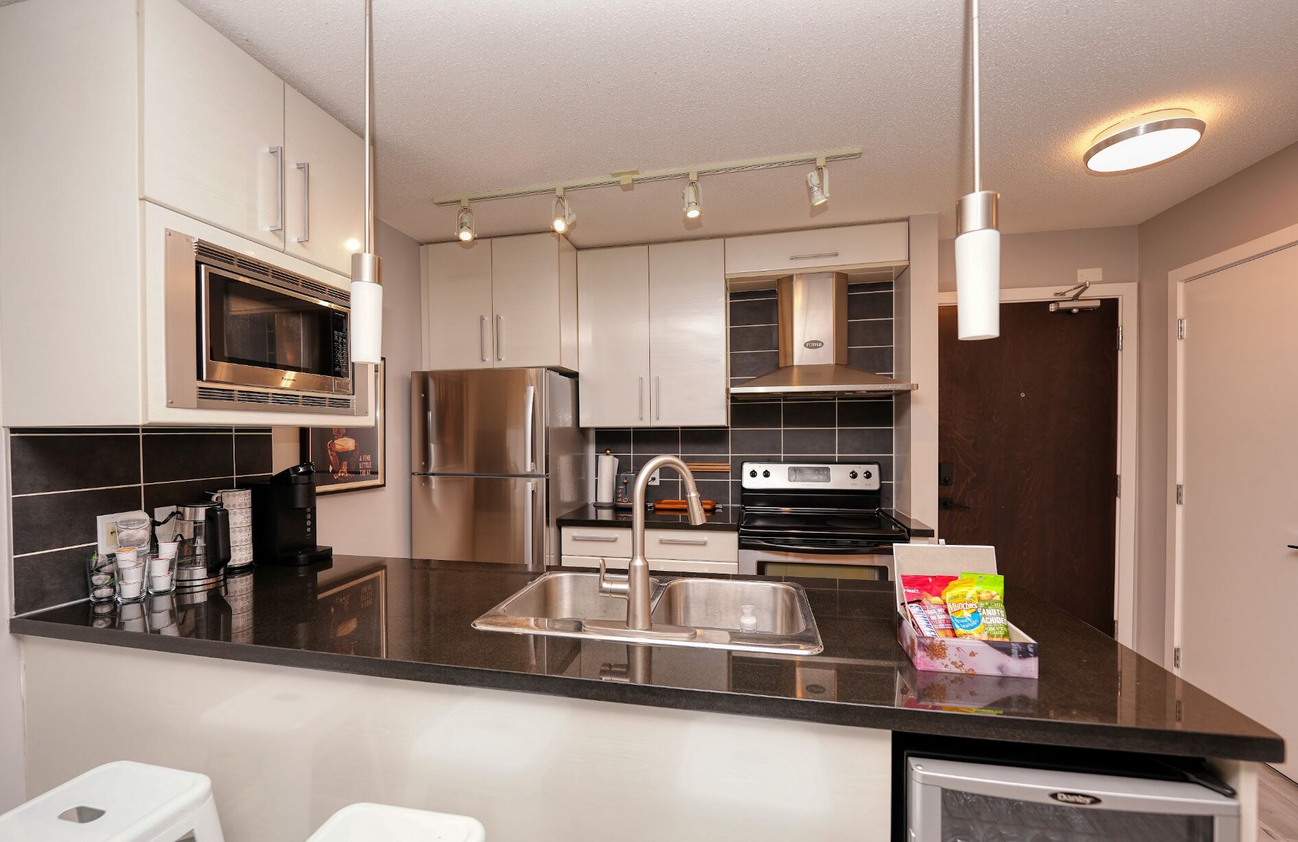 Køleskab, mikrobølgeovn, ovn, kogeplade