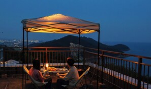 Casa de estilo japonés, balcón, vista al océano | Terraza o patio