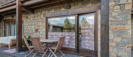 تناول الطعام بالخارج