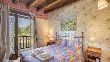 4 bedrooms, iron/ironing board, free WiFi, bed sheets