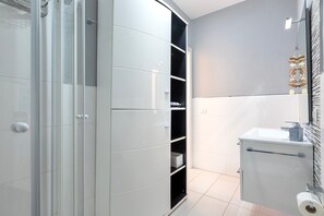 Shower, hair dryer, towels