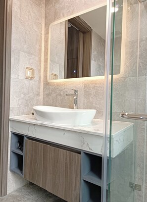 Een douche, pantoffels, handdoeken