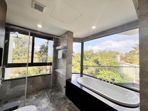 Luxe tweepersoonskamer, voor 1 persoon, gedeeltelijk uitzicht op oceaan | Badkamer | Een douche, pantoffels, handdoeken