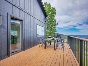 Outdoor dining - Panoramic Sauna | Hot Tub | Game Room | Red Rocks (Evergreen)