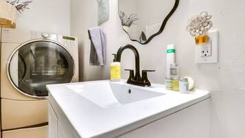 Serviettes fournies, savon, papier toilette