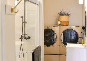 Towels, soap, toilet paper - Historic New Market Retreat w/Washer and Dryer (New Market)