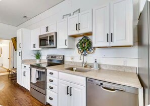 Private kitchen - Historic New Market Retreat w/Washer and Dryer (New Market)