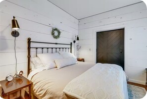 1 bedroom, WiFi, bed sheets - Historic New Market Retreat w/Washer and Dryer (New Market)