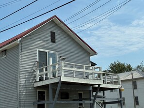 A two-story building with a balcony on the second floor. - RiverView Apartment in  Ravenswood at the Historic Victoria Inn Apartments (Ravenswood)