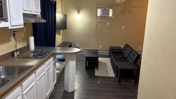 Geladeira, micro-ondas, fogão, cooktop