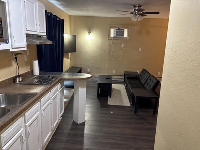 Charming apartment in fantastic Ravenswood with AC, WiFi
