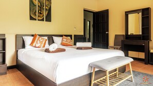 A hotel room with a large bed, a desk, and a mirror. - Private pool villa 50 meters from the beach 🏝 (Ban Tai)