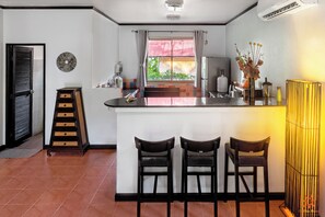 Frigorífico, microondas, horno y hervidor eléctrico