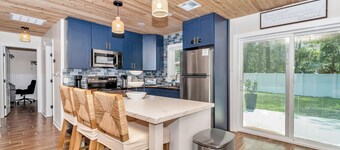 Newly Furnish house in Crystal River. Minutes away from downtown and springs.