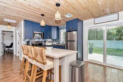 Newly Furnish house in Crystal River. Minutes away from downtown and springs.