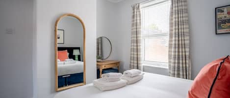 2 bedrooms, iron/ironing board, Internet