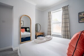 2 bedrooms, iron/ironing board, Internet