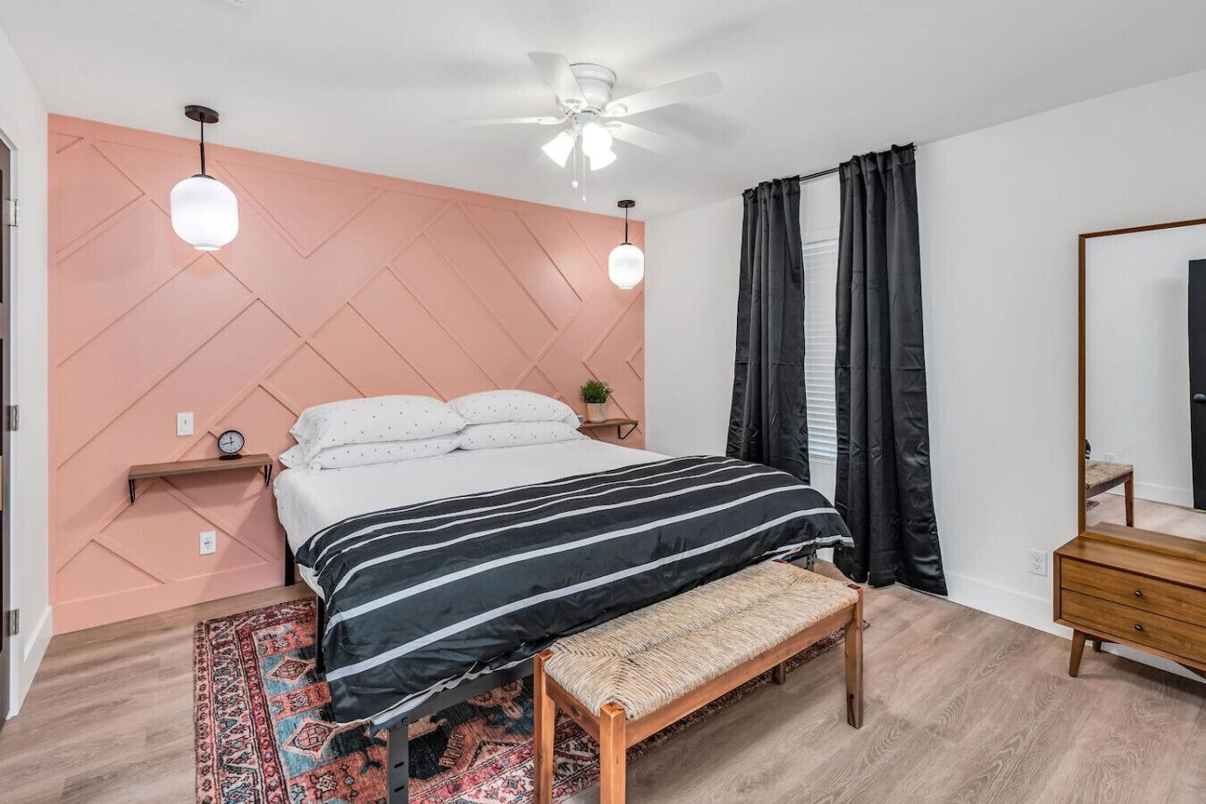 2 habitaciones, escritorio, tabla de planchar con plancha y wifi gratis 