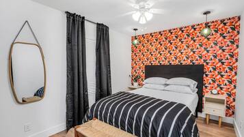 2 slaapkamers, een bureau, een strijkplank/strijkijzer, gratis wifi