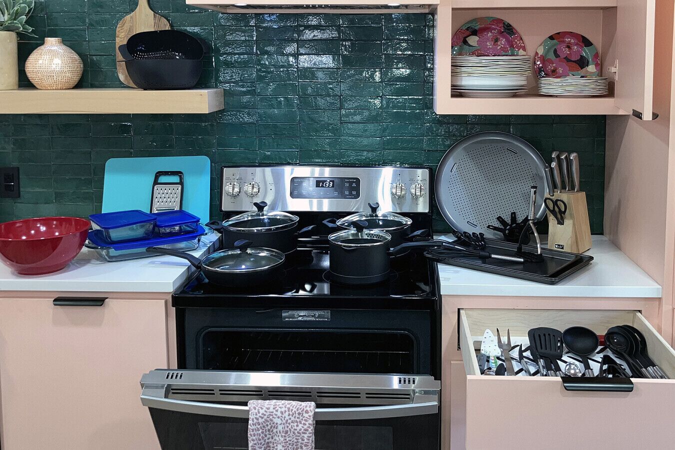 Refrigerador, microondas, horno y parrilla de estufa 