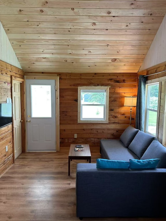 Seabreeze Retreat-cozy Waterfront 3-bedroom, One Minute From Pei National Park - Prince Edward Island