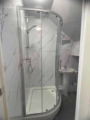 Chuveiro, toalhas de banho