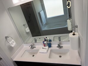 Toallas, jabón, papel de baño