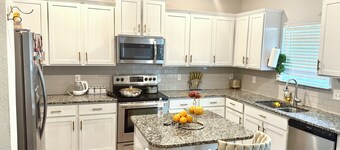 Contemporary family-friendly 4-bedroom home in Killeen, located near Fort Hood!