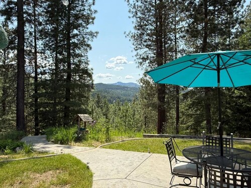 15 mins to Silver Mtn Resort! Hot tub, pool table