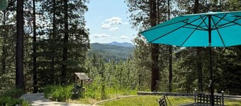 15 mins to Silver Mtn Resort! Hot tub, pool table