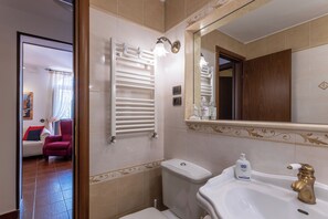 Douche, bidet, serviettes fournies