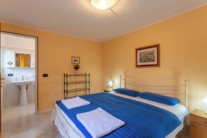 3 slaapkamers, een strijkplank/strijkijzer, gratis wifi, beddengoed