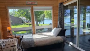 Een slaapkamer met een bed, een raam en een bord waarop staat: Life is a Journey.