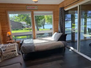 Ett sovrum med en säng, ett fönster och en skylt med texten: ”Livet är en resa”.