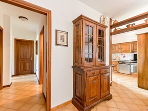 Réfrigérateur, un four, lave-vaisselle, vaisselle et ustensiles